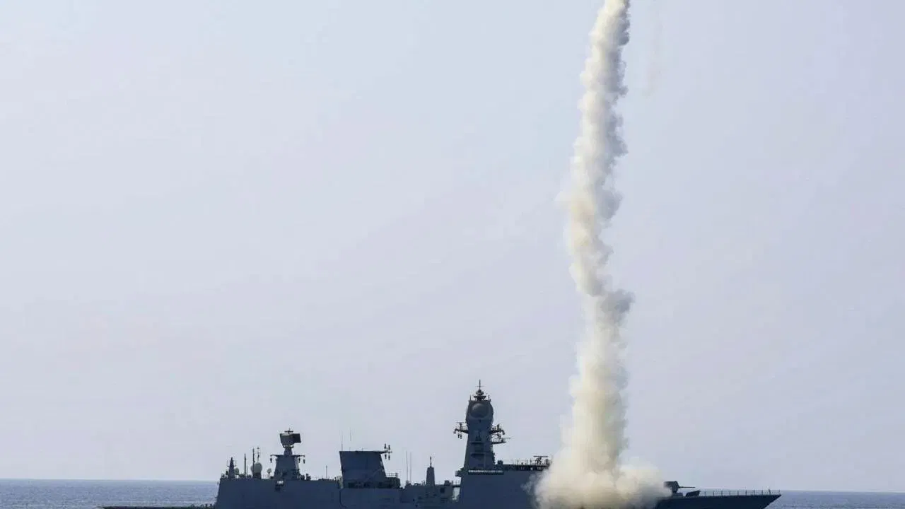 পাকিস্তানক সকীয়নি! আৰৱ সাগৰৰ পৰা ক্ষেপণাস্ত্ৰ নিক্ষেপ কৰি ভাৰতীয় নৌ সেনাই দিলে বিশেষ ইংগিত…