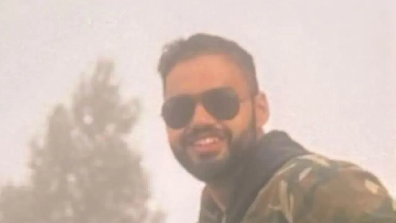 ৬ দিন পূৰ্বে হৈছিল বিয়া, পত্নীৰ লগত কাশ্মীৰত ফুৰিবলৈ গৈ সন্ত্ৰাসবাদীৰ গুলীত নিহত নৌসেনাৰ বিষয়া ৬ দিন পূৰ্বে হৈছিল বিয়া, পত্নীৰ লগত কাশ্মীৰত ফুৰিবলৈ গৈ সন্ত্ৰাসবাদীৰ গুলীত নিহত নৌসেনাৰ বিষয়া