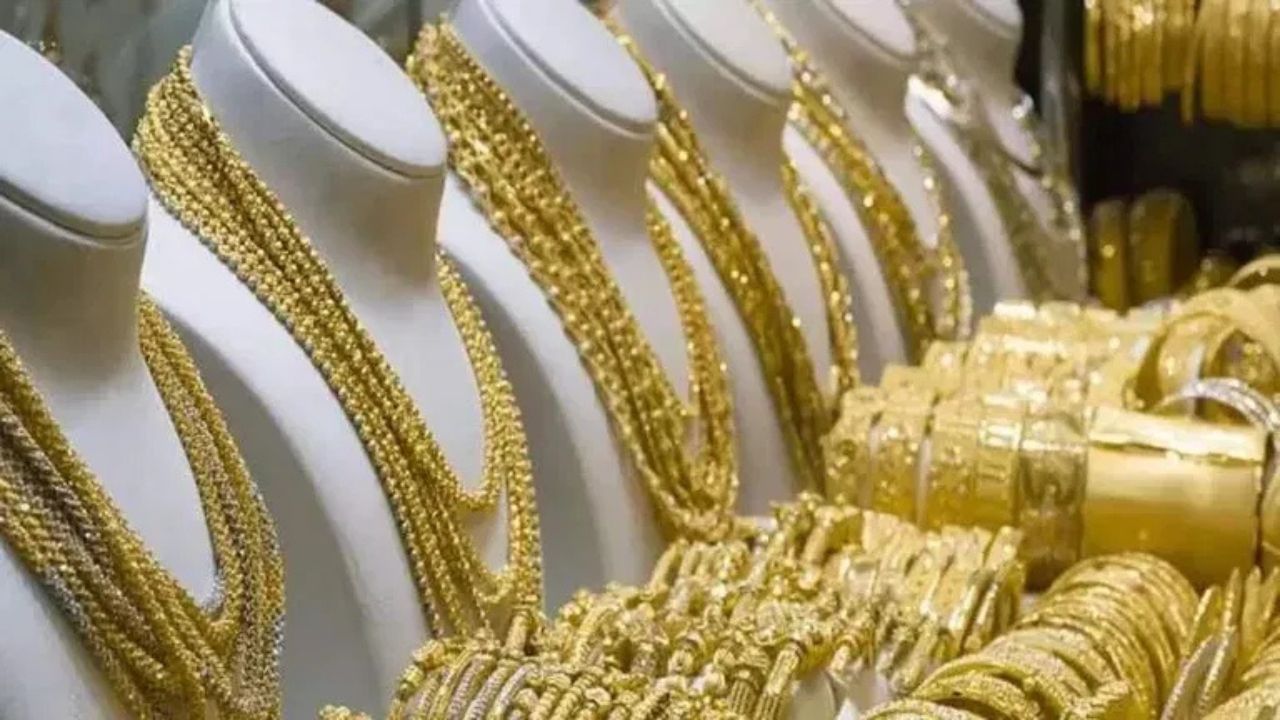 আজি গুৱাহাটীত ১৮ কেৰেট সোণৰ দৰ প্ৰতি ১০ গ্ৰামত ৭১,৫৫০ টকা। ২২ কেৰেট সোণৰ দৰ প্ৰতি ১০ গ্ৰামত ৮৭,৪৫০ টকা। একেদৰে আজি ২৪ কেৰেট সোণ প্ৰতি ১০ গ্ৰামত ৯৫,৫০০ টকা দৰত গুৱাহাটীৰ বজাৰত উপলব্ধ হৈছে।