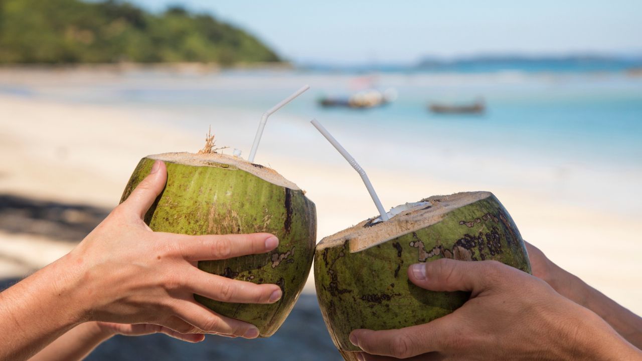 কোষ্ঠকাঠিন্যত সমস্যা থকাসকলেও এই নাৰিকলৰ পানীৰ দ্বাৰা উপকৃত হ’ব। যিসকলৰ ব্লাড চুগাৰ আৰু ব্লাড প্ৰেচাৰৰ সমস্যা আছে তেওঁলোকেও খাব পাৰে। ইয়াৰ ফলত ৰক্তচাপ নিয়ন্ত্ৰণত থাকিব।