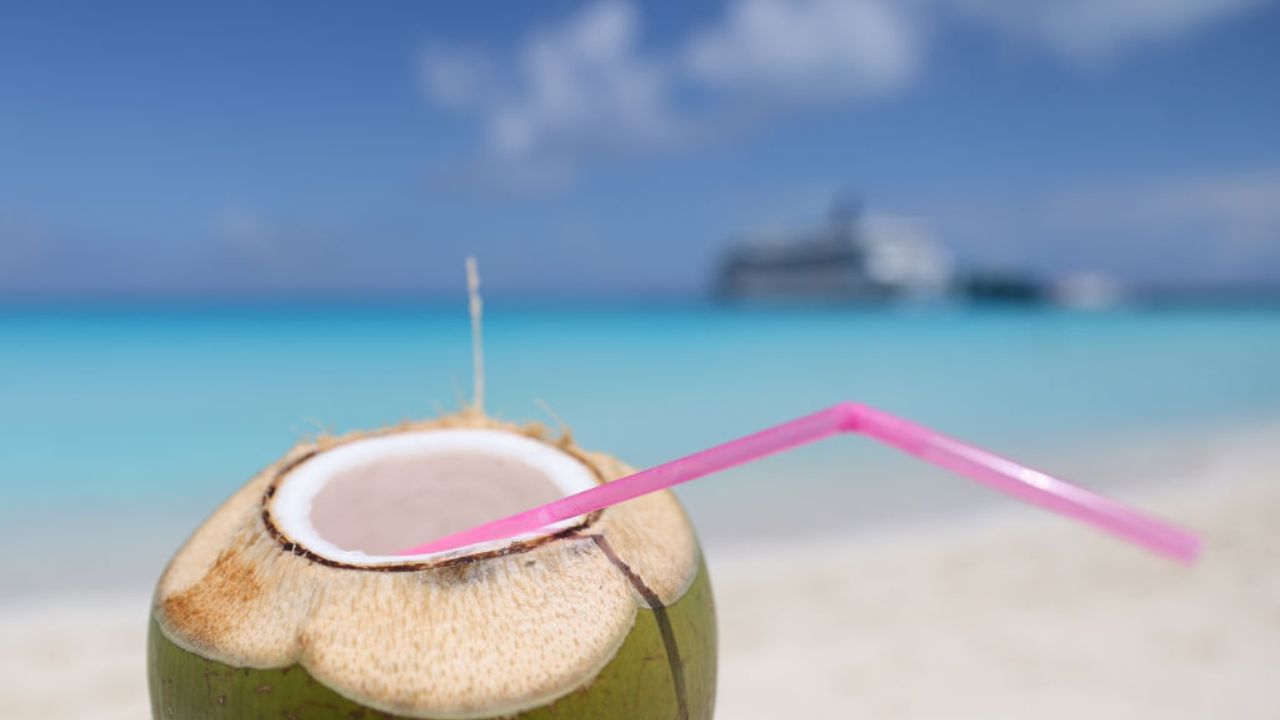 যিসকলৰ মুখত অসংখ্য দাগ আছে বা যাৰ ছাল শুকান হোৱাৰ সমস্যা আছে, তেওঁলোকে নিয়মিতভাৱে নাৰিকলৰ পানী খাব পাৰে । নাৰিকলৰ পানী ছালৰ বাবে অতি উপকাৰী । ই ছাল উজ্জ্বল কৰাত সহায় কৰে । মুখৰ দাগ আঁতৰ কৰাটো সহায় কৰে ।