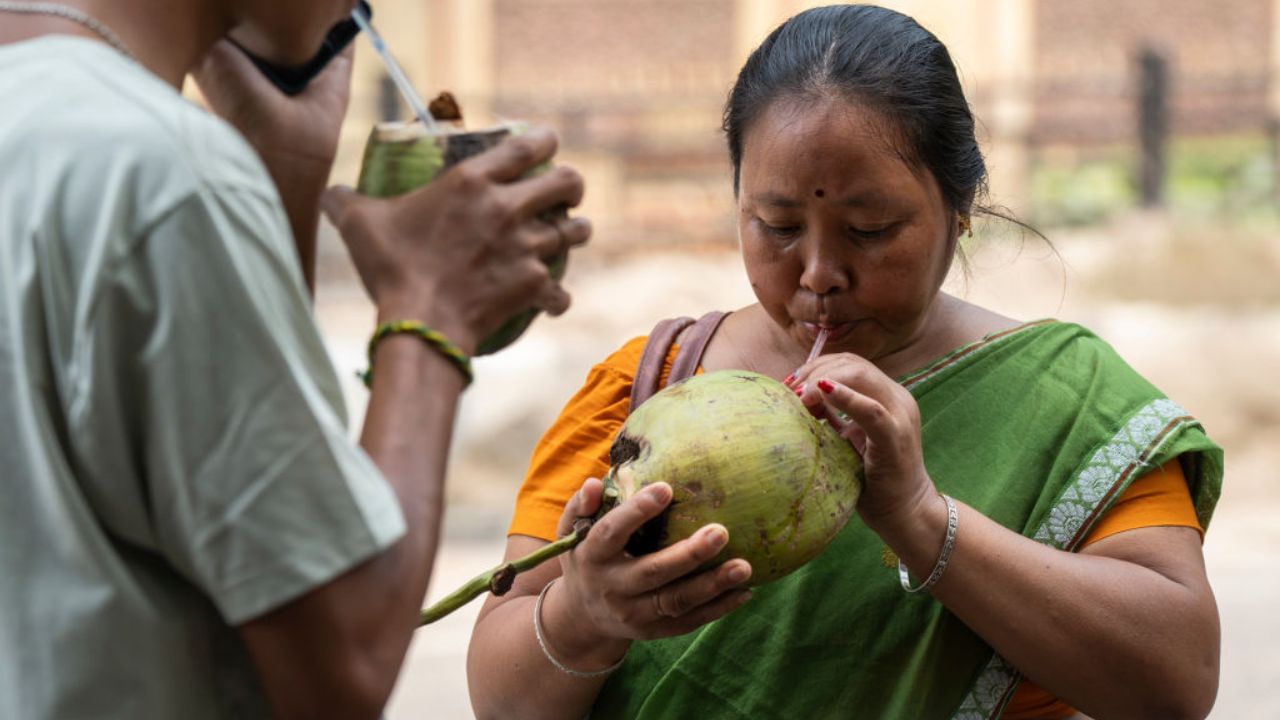 কেতিয়া নাৰিকলৰ পানী খালে অধিক স্বাস্থ্য়ৰ উপকাৰিতা পোৱা যায় ? বিশেষজ্ঞৰ মতে ৰাতিপুৱা সাৰ পোৱাৰ পাছত নাৰিকলৰ পানী খাব লাগে । পুৱা এগিলাচ বা আধা গিলাচ নাৰিকল পানী খাব লাগে। ই শৰীৰৰ বাবে অতি উপকাৰী।