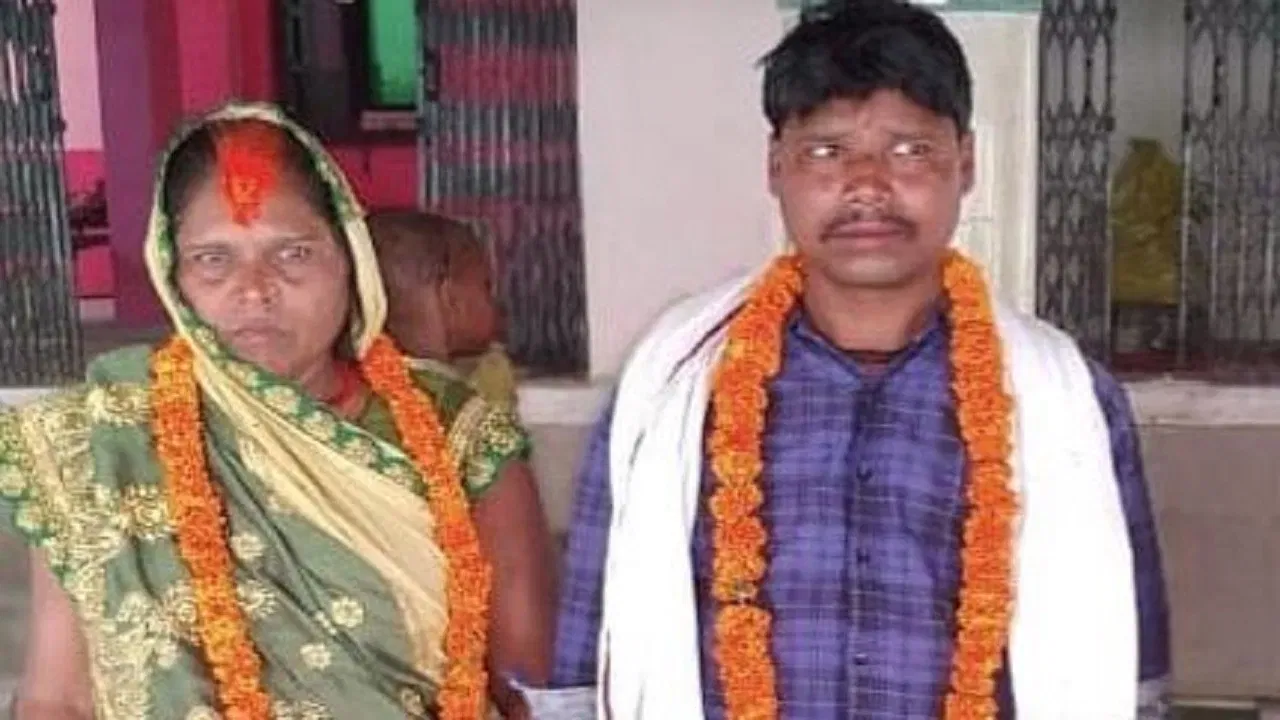 দৰাৰ বয়স ২৫, কইনাৰ ৫২! স্বামী, সন্তানক এৰি নাতিয়েকসম যুৱকৰ সৈতে তৃতীয় বিবাহ মহিলাৰ…