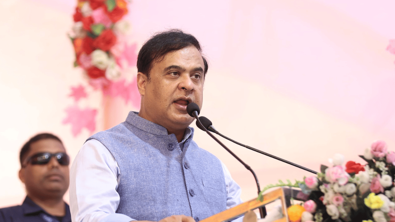 মুখ্যমন্ত্ৰীগৰাকীয়ে লগতে কয় যে, এই টকাৰে ছাত্ৰ-ছাত্ৰীসকলে ওচৰৰে কোনো শিক্ষিত যুৱক-যুৱতীৰ পৰা টিউচন ল'ব পাৰিব। উল্লেখ্য যে, আজিৰ সভাত আৰু কেইবাটা গুৰুত্বপূৰ্ণ ঘোষণা কৰে শৰ্মাই।