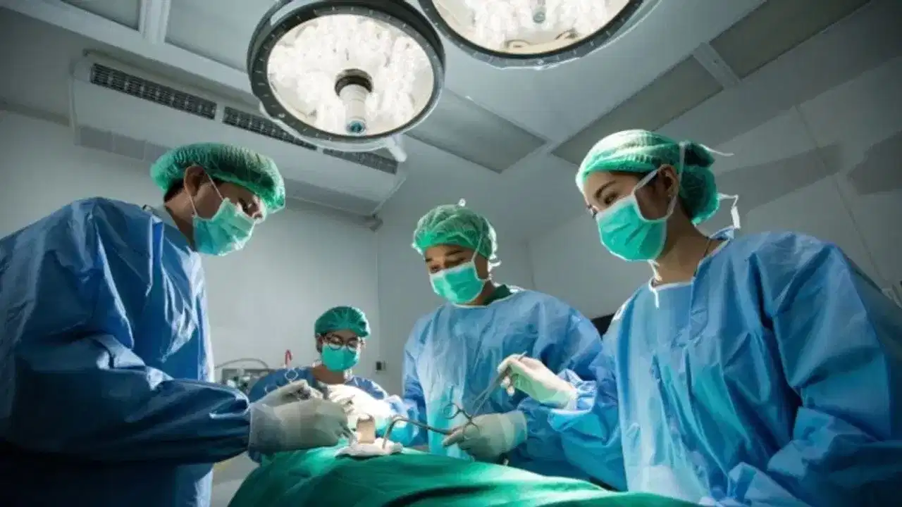 চিকিৎসকৰ কাণ্ড! ৰোগীৰ সলনি অস্ত্ৰোপচাৰ কৰিলে পিতৃৰ, তাৰ পাছত... চিকিৎসকৰ কাণ্ড! ৰোগীৰ সলনি অস্ত্ৰোপচাৰ কৰিলে পিতৃৰ, তাৰ পাছত...