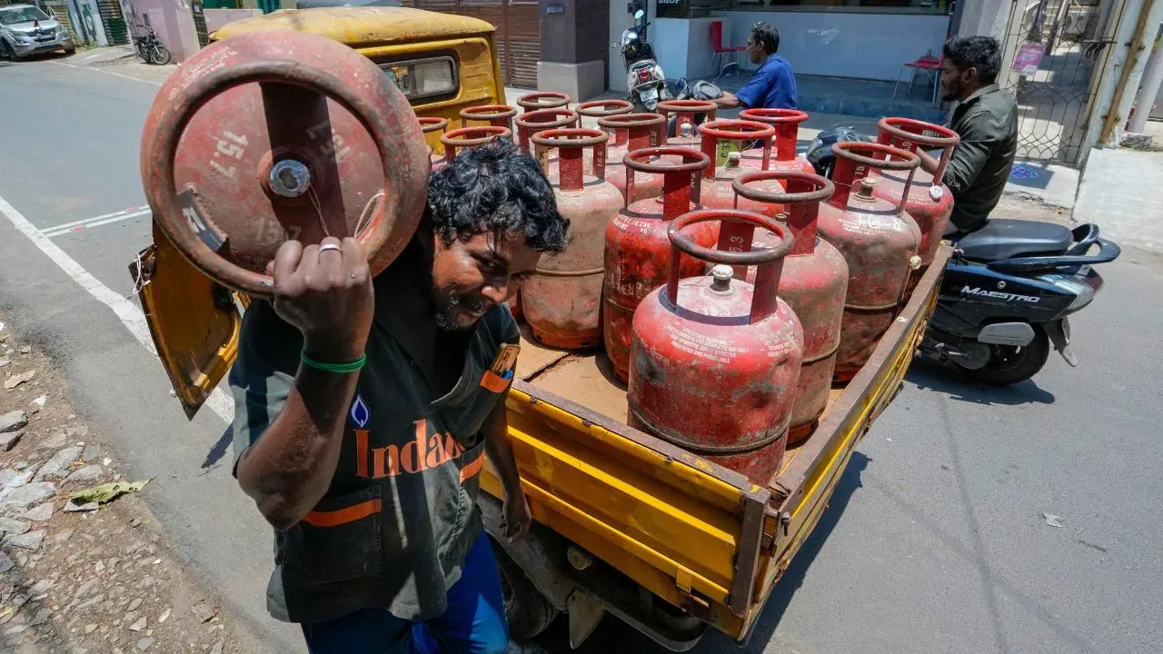 ব্যাহত হ’ব LPG চিলিণ্ডাৰৰ যোগান! চৰম বিপৰ্যয়ৰ সন্মুখীন হ’ব পাৰে গ্ৰাহক