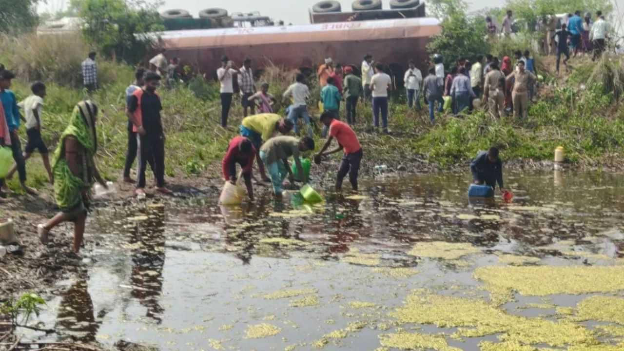 পথৰ কাষত মিঠাতেলৰ পুখুৰী! হাতে হাতে পাত্ৰ লৈ ওলাই আহিল ৰাইজঃ ক’ত হৈছে এই কাণ্ড… পথৰ কাষত মিঠাতেলৰ পুখুৰী! হাতে হাতে পাত্ৰ লৈ ওলাই আহিল ৰাইজঃ ক’ত হৈছে এই কাণ্ড…