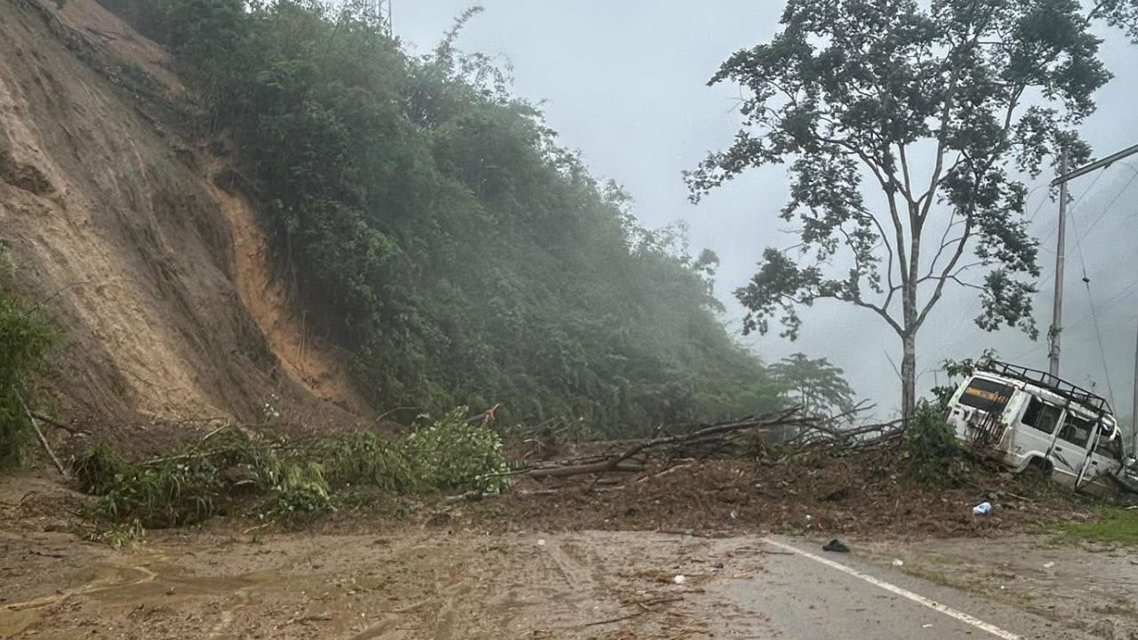 গাড়ীৰে গৈ থাকোতেই হঠাৎ পাহাৰৰ পৰা খহি আহিল শিল-মাটি, মুহূৰ্ততে প্ৰাণ হেৰুৱালে শিশুসহ ৭ গৰাকীয়ে গাড়ীৰে গৈ থাকোতেই হঠাৎ পাহাৰৰ পৰা খহি আহিল শিল-মাটি, মুহূৰ্ততে প্ৰাণ হেৰুৱালে শিশুসহ ৭ গৰাকীয়ে