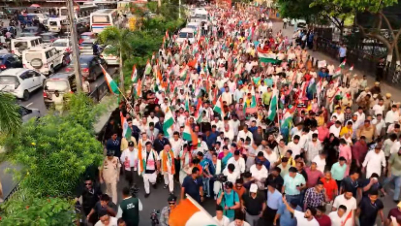 পদযাত্ৰাৰ সময়ত হাতে হাতে ভাৰতৰ জাতীয় পতাকা লৈ বিজেপি কৰ্মী আৰু সমৰ্থকসকলে ভাৰত মাতা কি জয়, ভাৰতীয় সেনা জিন্দাবাদ, পাকিস্তান মুৰ্দাবাদ আদি শ্লোগানেৰে উত্তাল কৰি তোলে।