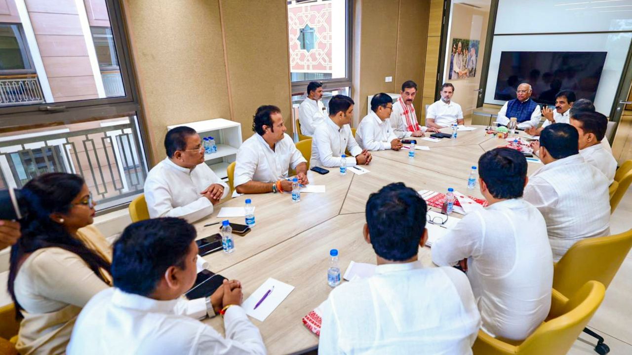 ইফালে, গৌৰৱ গগৈয়ে কয়, "অসম প্ৰদেশ কংগ্ৰেছ কমিটীৰ নৱ-নিযুক্ত সভাপতি হিচাপে এই বৈঠক মোৰ বাবে এক প্ৰেৰণাদায়ক মুহূৰ্ত আছিল। দলৰ শীৰ্ষ নেতৃত্বৰ পৰা দলীয় দিশ-নিৰ্দেশনা লাভ কৰিলোঁ আৰু সংগঠনক নতুন উদ্যম আৰু প্ৰতিশ্ৰুতিৰে সৈতে আগুৱাই নিয়াৰ সংকল্প আৰু অধিক সুদৃঢ় হ’ল।"