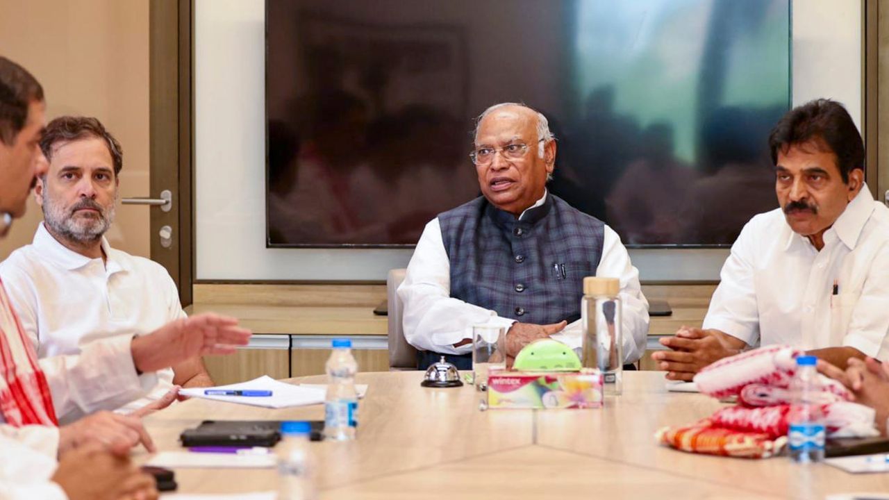 বৈঠকত কি আলোচনা হ'ল সেই কথা সঠিকভাৱে এতিয়াও জানিব পৰা হোৱা নাই । কিন্তু বৈঠকখন এক প্ৰকাৰে নিৰ্বাচন কেন্দ্ৰিক আছিল । ২০২৬ ৰ বিধানসভা নিৰ্বাচনৰ ৰণকৌশলকলৈ বৈঠকত প্ৰদেশ কংগ্ৰেছৰ নতুন কমিটীৰ সৈতে কেন্দ্ৰীয় নেতৃত্বই বিশদভাৱে আলোচনা কৰা বুলি এক সূত্ৰৰ পৰা জানিব পৰা গৈছে ।
