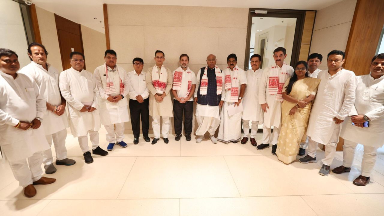 সাংসদ গৌৰৱ গগৈক অসম প্ৰদেশ কংগ্ৰেছৰ সভাপতি নিযুক্তি দিয়াৰ পাছতে কংগ্ৰেছৰ কেন্দ্ৰীয় নেতৃত্বৰে প্ৰথমখন বৈঠক আজি দিল্লীত অনুষ্ঠিত হয় । বৈঠকত উপস্থিত থাকে প্ৰদেশ কংগ্ৰেছৰ নৱনিযুক্ত সভাপতি গৌৰৱ গগৈ,নৱনিযুক্ত কাৰ্যকৰী সভাপতি ক্ৰমে জাকিৰ হুছেইন শিকদাৰ, প্ৰদীপ সৰকাৰ, ৰৌজলীনা তিৰ্কী, নৱনিযুক্ত নিৰ্বাচনী প্ৰচাৰ কমিটীৰ অধ্যক্ষ ভূপেন বৰা, নৱনিযুক্ত সমন্বয়ৰক্ষী কমিটীৰ অধ্যক্ষ দেৱব্ৰত শইকীয়া, নৱনিযুক্ত প্ৰচাৰ কমিটীৰ অধ্যক্ষ ৰকিবুল হুছেইন আৰু নৱনিযুক্ত নিৰ্বাচনী পৰিচালনা কমিটীৰ অধ্যক্ষ ৰিপুন বৰা ।