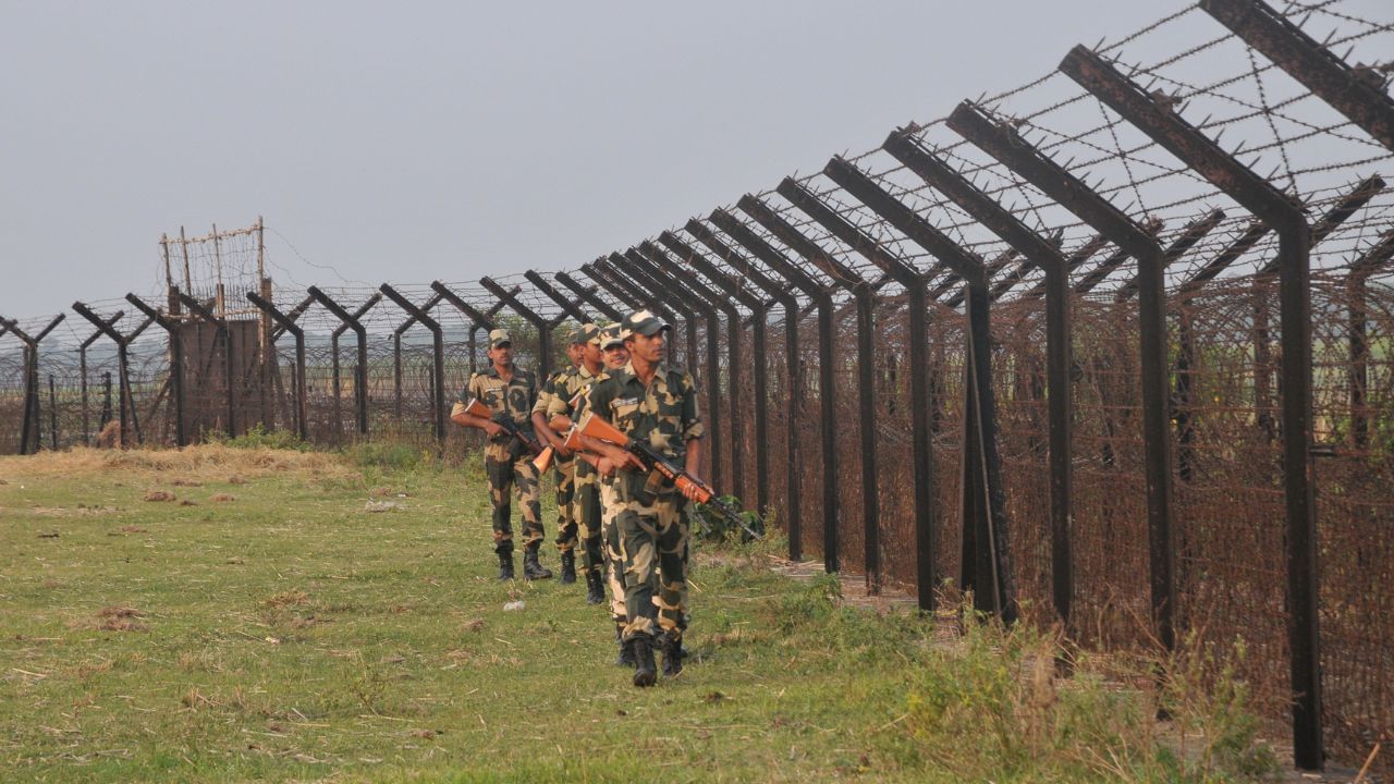 ভাৰত-বাংলাদেশ সীমান্তত উত্তেজনা, মানকাচৰত বাংলাদেশী বিতাৰণত বাধা প্ৰদান বিজিবিৰ জোৱানৰ ভাৰত-বাংলাদেশ সীমান্তত উত্তেজনা, মানকাচৰত বাংলাদেশী বিতাৰণত বাধা প্ৰদান বিজিবিৰ জোৱানৰ