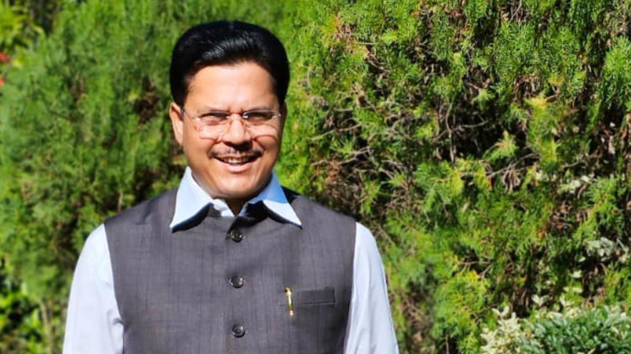 কৰিব লাগে কিবা, কৰি আছে কিবা, কিনো কথাবোৰত লাগি আছে মানুহজন, কাক এইদৰে ক’লে ভূপেন বৰাই? কৰিব লাগে কিবা, কৰি আছে কিবা, কিনো কথাবোৰত লাগি আছে মানুহজন, কাক এইদৰে ক’লে ভূপেন বৰাই?