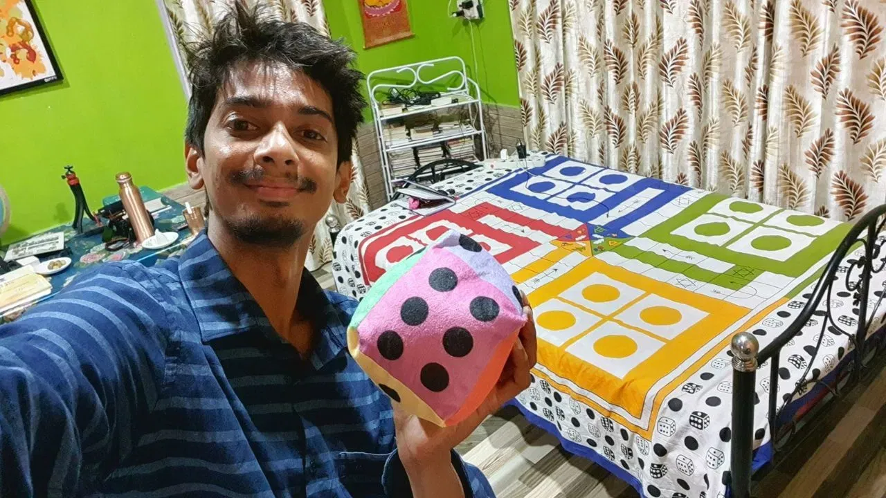 উল্লেখ্য যে, এই সন্দৰ্ভত বৰ্তমানলৈ কোনো মন্তব্য প্ৰকাশ কৰা নাই ইউটিউবাৰ দিম্পুৱে। (Image Credit source: Social Media)