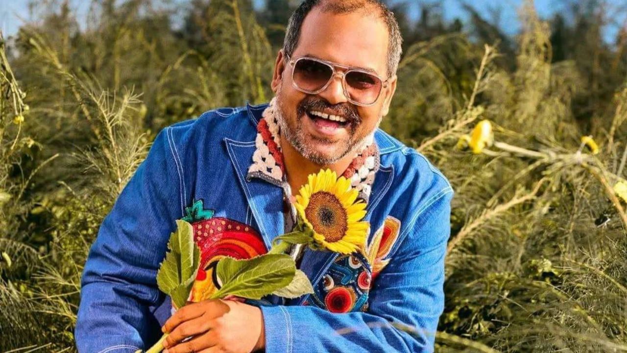 অসমলৈ কিয় আহিব সেই বিষয়ে এতিয়াও জানিব পৰা হোৱা নাই। উল্লেখযোগ্য যে, সামাজিক মাধ্যমত দুৰ্গেছ কুমাৰে কোনো সামগ্ৰী অসমৰ এটা দুৰ্বৃত্তৰ দলে হৰলুকী কৰা বুলি উল্লেখ কৰিছে। সেই হৰলুকী হোৱা সামগ্ৰী বিচাৰিয়ে তেওঁ অসমলৈ আহিব বুলি ভিডিঅ বাৰ্তাত প্ৰকাশ কৰিছে।( Image Credit source: Instagram)