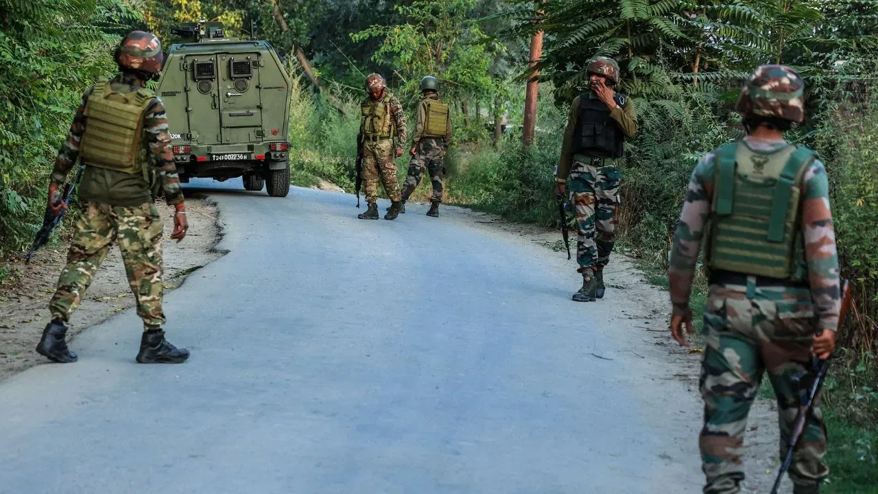 জম্মু-কাশ্মীৰত নিৰাপত্তাৰক্ষী আৰু সন্ত্ৰাসবাদীৰ মাজত গুলীয়াগুলী, শ্বহীদ এজন সেনা জোৱান… জম্মু-কাশ্মীৰত নিৰাপত্তাৰক্ষী আৰু সন্ত্ৰাসবাদীৰ মাজত গুলীয়াগুলী, শ্বহীদ এজন সেনা জোৱান…