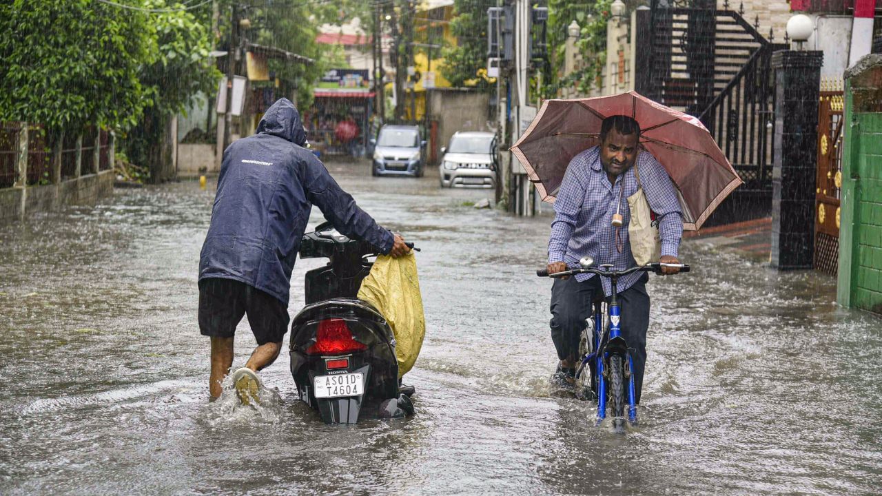 বতৰ বিজ্ঞান কেন্দ্ৰই সমগ্ৰ ৰাজ্যতে জাৰী কৰিছে ৰেড এলাৰ্ট । আজি অসমৰ কেইবাখনো জিলাত বজ্ৰপাতৰ লগতে প্ৰচণ্ড ধুমুহাৰ সতৰ্কবাণী জাৰি কৰিছে ভাৰতীয় বতৰ বিজ্ঞান বিভাগে। এই সময়চোৱাত সকলো লোককে ঘৰৰ ভিতৰতে থাকিবলৈ তথা জিলা দুৰ্যোগ ব্যৱস্থাপনা কৰ্তৃপক্ষৰ নিৰ্দেশনা মানি চলিবলৈ পৰামৰ্শ দিয়া হৈছে ।