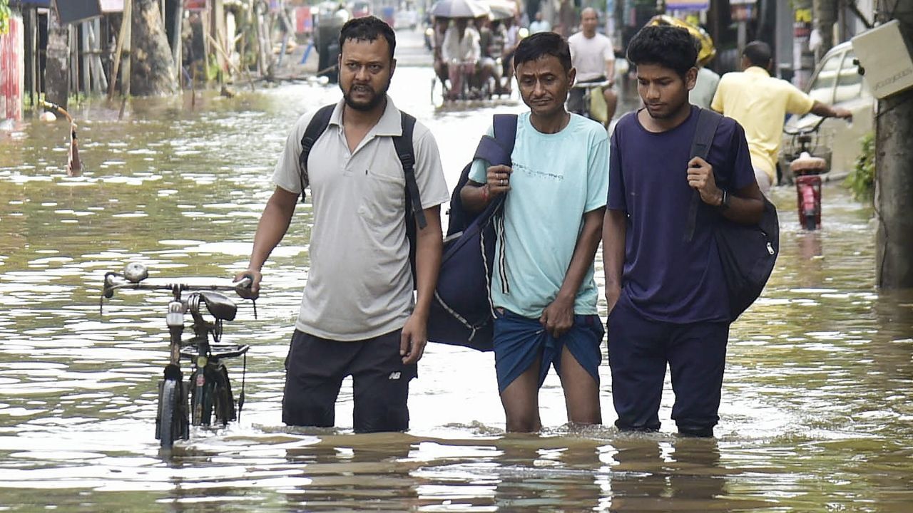 বতৰ বিজ্ঞান বিভাগৰ বজ্ৰপাতৰ সতৰ্কবাণী, বানত বুৰিছে ৬ খনকৈ জিলাৰ বিস্তীৰ্ণ অঞ্চল, প্ৰায় ১২০০০ লোক প্ৰভাৱিত বতৰ বিজ্ঞান বিভাগৰ বজ্ৰপাতৰ সতৰ্কবাণী, বানত বুৰিছে ৬ খনকৈ জিলাৰ বিস্তীৰ্ণ অঞ্চল, প্ৰায় ১২০০০ লোক প্ৰভাৱিত
