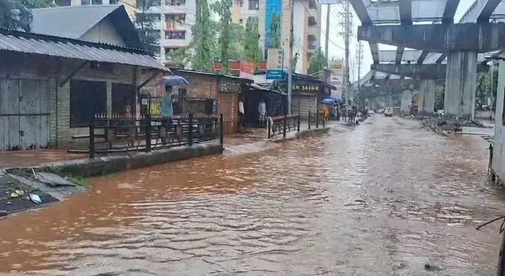 পুনৰ কৃত্ৰিম বানত জুৰুলা গুৱাহাটী মহানগৰবাসী। পুৱাই অহা বৰষুণজাকৰ ফলত জলমগ্ন হৈ পৰিছে মহানগৰীৰৰ বিভিন্ন প্ৰান্ত।
