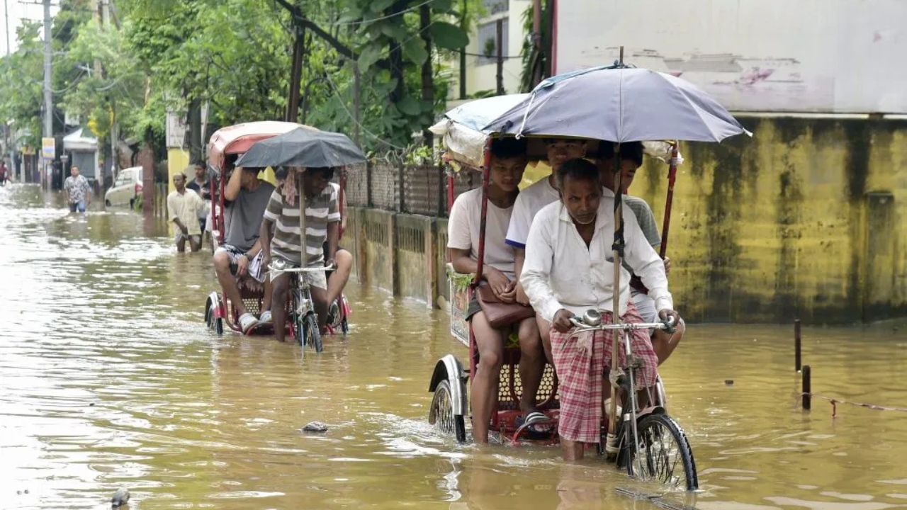 নেৰানেপেৰা বৰষুণৰ ফলত কৃত্ৰিম বানত ডুব গৈছে গুৱাহাটী মহানগৰ । তাৰ মাজতেই গুৱাহাটীৰ একাধিক স্থানত সংঘটিত হোৱা ভূমিস্খলনৰ ফলত ৫ গৰাকী লোকে প্ৰাণ হেৰুৱাইছে । প্ৰাপ্ত তথ্য অনুসৰি গুৱাহাটীৰ খাৰঘূলি, চপাইদাং, কামাখ্যা অঞ্চলত ভূমিস্খলন সংঘটিত হৈছে । ভূমিস্খলৰ ফলত বহু লোকৰ ঘৰ-দুৱাৰ তথা সম্পত্তিৰ বিস্তৰ ক্ষতি হৈছে ।