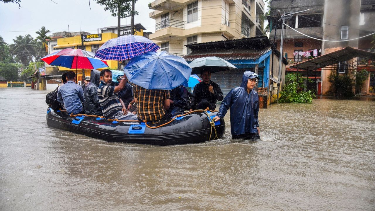 বানৰ লগতে গুৱাহাটীত ভয়ংকৰ ভূমিস্খলন, ৫ গৰাকীয়ে হেৰুৱালে প্ৰাণ বানৰ লগতে গুৱাহাটীত ভয়ংকৰ ভূমিস্খলন, ৫ গৰাকীয়ে হেৰুৱালে প্ৰাণ