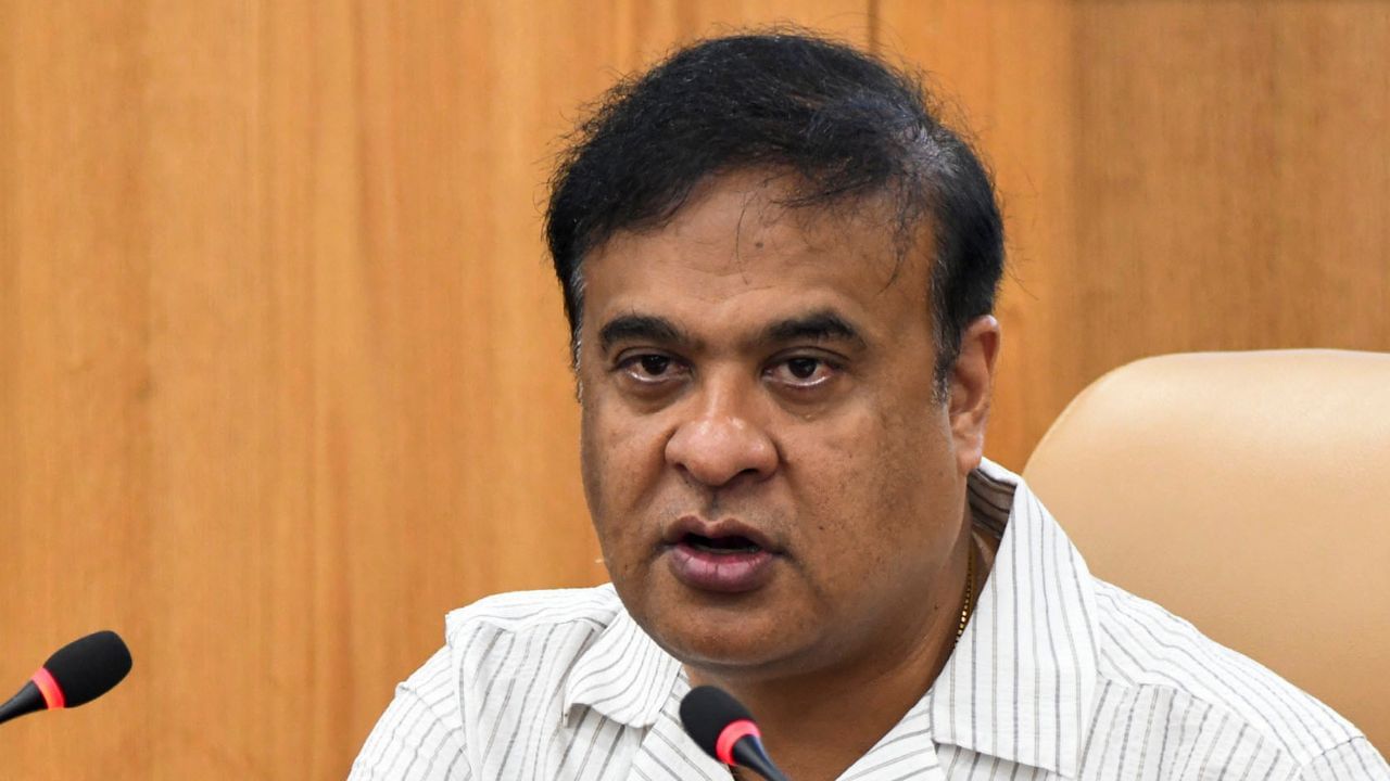 ৰাজ্যত বিদেশী ঘোষিত কোনো লোককে ৰেহাই দিয়া নহ’ব । প্ৰশাসনে ক্ষিপ্ৰতাৰে ৰাজ্যৰ প্ৰান্তে প্ৰান্তে অবৈধ বিদেশী নাগৰিকক বিচাৰি উলিয়াব বুলি স্পষ্ট কৰি দিছে মুখ্যমন্ত্ৰী হিমন্ত বিশ্ব শৰ্মাই । ৰাজ্যত বিদেশী ধৰা পেলোৱাৰ কাম ক্ষিপ্ৰতাৰে কৰা হ’ব আৰু ঘোষিত বিদেশী নাগৰিকৰ বিৰুদ্ধে আইন অনুসৰি ব্যৱস্থা গ্ৰহণ কৰা হ’ব বুলি মুখ্যমন্ত্ৰীয়ে লগতে কয় ।