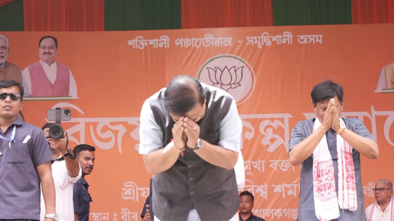 পাকিস্তান সমৰ্থক শ্লোগান বা মন্তব্য কৰা বা সামাজিক মাধ্যমত পোষ্ট কৰা কোনো লোকক ৰেহাই দিয়া নহয় । পঞ্চায়ত নিৰ্বাচনৰ দ্বিতীয় পৰ্যায়ৰ প্ৰচাৰৰ মাজতে শুকুৰবাৰে ধুবুৰীত স্পষ্ট বাৰ্তা মুখ্যমন্ত্ৰী হিমন্ত বিশ্ব শৰ্মাৰ । তেওঁ কয় যে, জম্মু-কাশ্মীৰত পহলগাম সন্ত্ৰাসবাদী আক্ৰমণৰ পিছত পাকিস্তান সমৰ্থক শ্লোগান দিয়া সকলৰ বিৰুদ্ধে কঠোৰ ব্যৱস্থা গ্ৰহণ কৰা হ’ব।