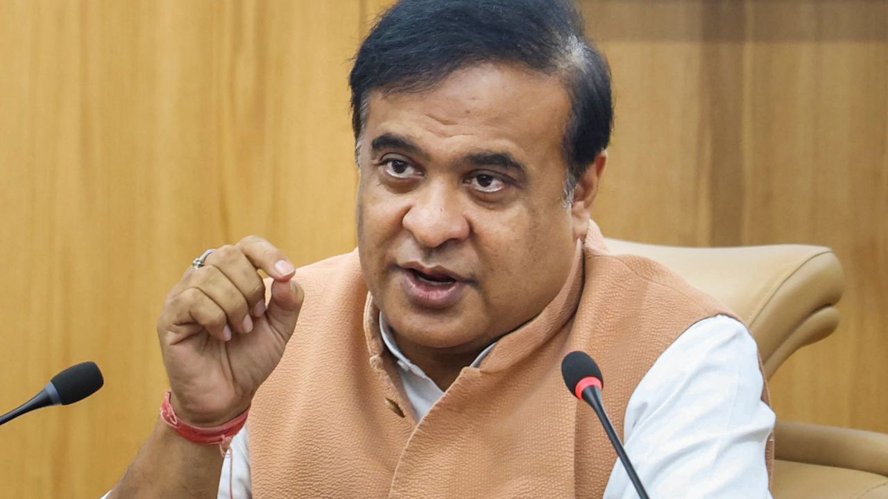 "মই আৰক্ষীক নিৰ্দেশ দিছো যে 'পাকিস্তান জিন্দাবাদ' বুলি কোৱাসকলৰ মুখলৈ নাচাব, কেৱল আইন অনুসৰি গ্ৰেপ্তাৰ কৰি ভৰি ভাঙি পেলাওক। আমি আমাৰ অসম আৰু ভাৰতক শক্তিশালী কৰিব লাগিব।" এইদৰে কয় মুখ্য়মন্ত্ৰীয়ে ।