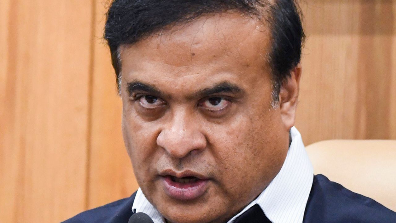 "পাকিস্তানী সন্ত্ৰাসবাদী আহি নিৰীহ লোকক হত্যা কৰিলে, কিন্তু আমাৰ মাজৰ কিছুমানে 'পাকিস্তান জিন্দাবাদ' বুলি কৈ আছে। আমি তেওঁলোকৰ মাজৰ কেইবাজনক গ্ৰেপ্তাৰ কৰিছো আৰু কোনোবাই যদি 'পাকিস্তান জিন্দাবাদ' শ্লোগান দিয়ে তেন্তে আমি তেওঁলোকৰ ভৰি ভাঙি দিম।"এইদৰে সকীয়াই দিয়ে মুখ্যমন্ত্ৰীয়ে ।