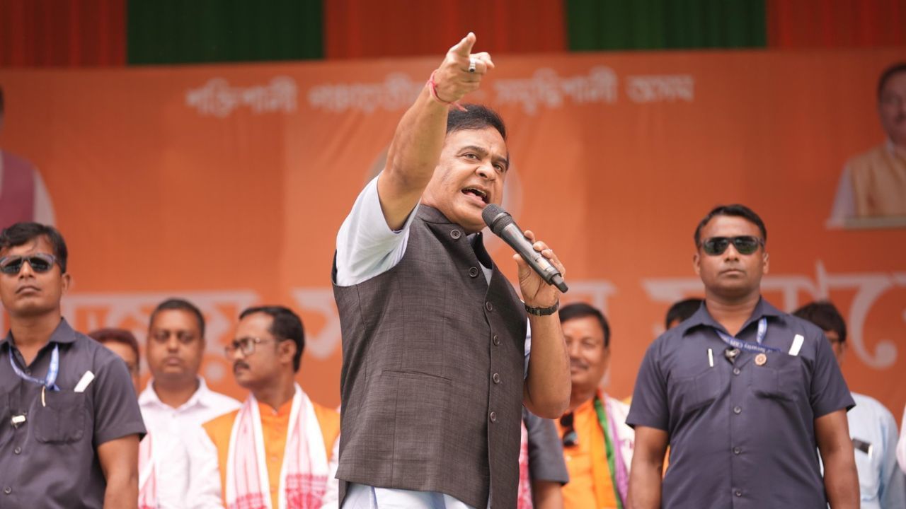 শুকুৰবাৰে জম্মু-কাশ্মীৰৰ সন্ত্ৰাসবাদী আক্ৰমণৰ পিছত “পাকিস্তান জিন্দাবাদ” শ্লোগান উত্থাপন কৰা সকলৰ ভৰি ভাঙি যোৱাৰ হুংকাৰ দিছিল মুখ্য়মন্ত্ৰীয়ে । পূৰ্বেও সামাজিক মাধ্য়মত পাকিস্তান সমৰ্থিত পোষ্ট কৰাৰ সকলৰ বিৰুদ্ধে ব্যৱস্থা গ্ৰহণ কৰা হ'ব বুলি সকীয়াই দিছিল মুখ্য়মন্ত্ৰীয়ে ।