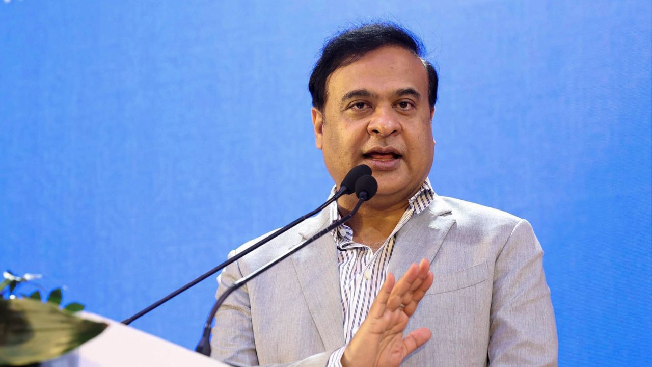 “আজিৰ দিনত বাওঁপন্থী মতাদৰ্শ ‘অচল’, ছাত্ৰ জীৱনত বিৰোধিতা কৰিলেও অধিকাংশই শেষত পুঁজিপতিৰ বাবেই কাম কৰে”, ডাঙৰ মন্তব্য মুখ্যমন্ত্ৰীৰ “আজিৰ দিনত বাওঁপন্থী মতাদৰ্শ ‘অচল’, ছাত্ৰ জীৱনত বিৰোধিতা কৰিলেও অধিকাংশই শেষত পুঁজিপতিৰ বাবেই কাম কৰে”, ডাঙৰ মন্তব্য মুখ্যমন্ত্ৰীৰ
