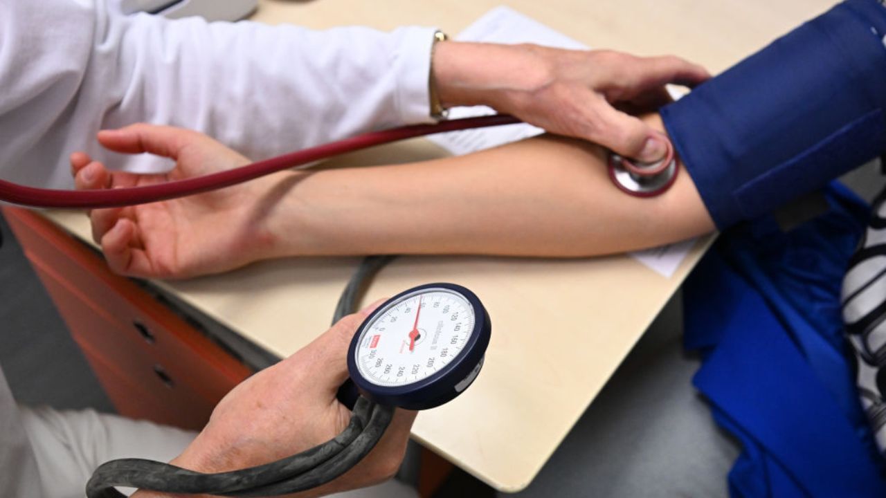 World Hypertension Day 2025: হাই ক’লেষ্টৰেলৰ ফলত হ’ব পাৰে উচ্চ ৰক্তচাপৰ সমস্যা, এইদৰে কৰিব পাৰিব নিয়ন্ত্ৰণ World Hypertension Day 2025: হাই ক’লেষ্টৰেলৰ ফলত হ’ব পাৰে উচ্চ ৰক্তচাপৰ সমস্যা, এইদৰে কৰিব পাৰিব নিয়ন্ত্ৰণ