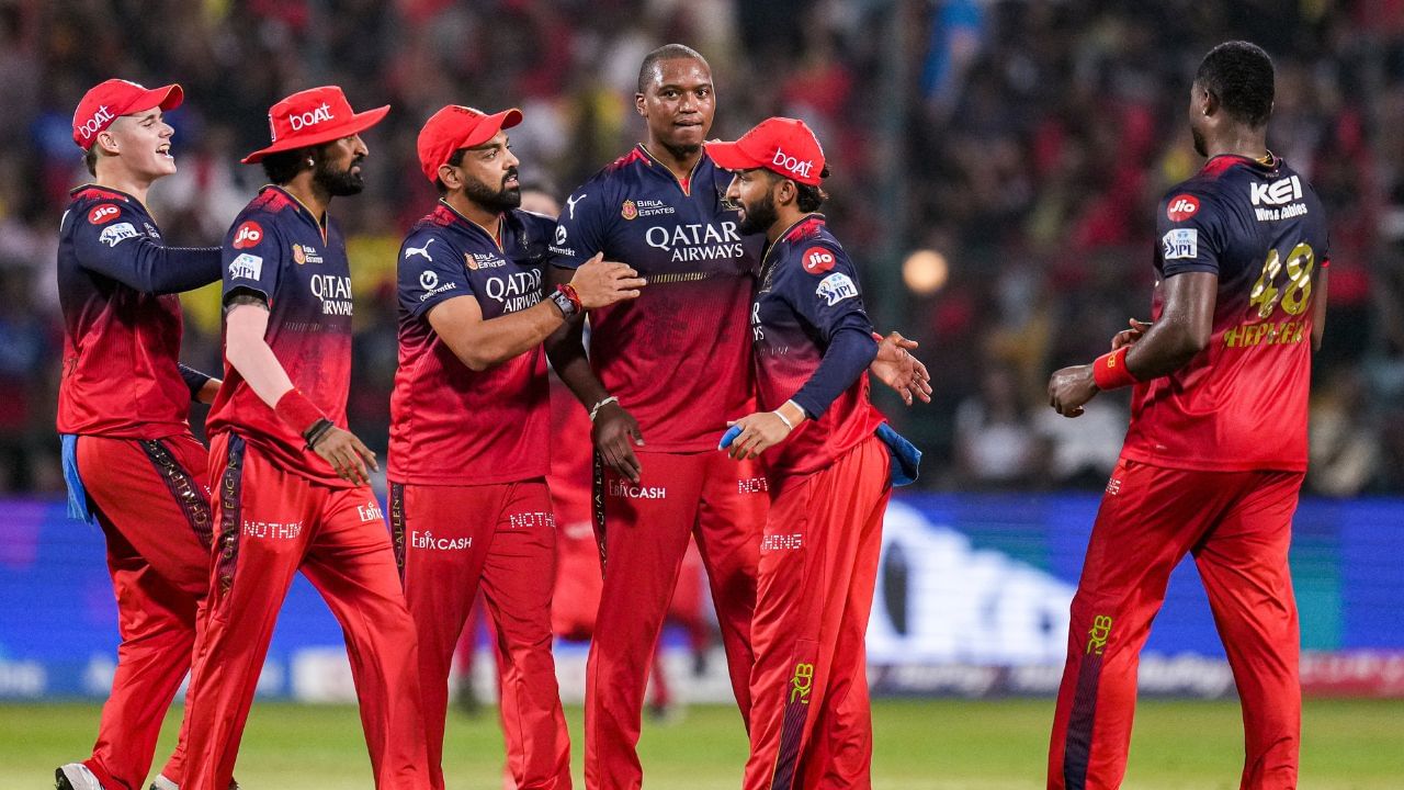 প্লে’ অফৰ বাবে আৰচিবিয়ে সাজু কৰিলে ‘ওখ’ অস্ত্ৰ! যাৰ সমুখত নিষ্প্ৰভ হয় বাবৰৰ শক্তি… প্লে’ অফৰ বাবে আৰচিবিয়ে সাজু কৰিলে ‘ওখ’ অস্ত্ৰ! যাৰ সমুখত নিষ্প্ৰভ হয় বাবৰৰ শক্তি…