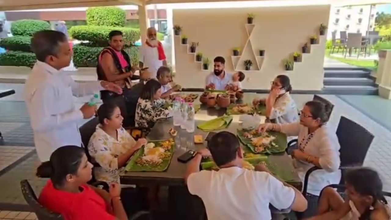 মাটিৰ পৰিৱৰ্তে টেবুলত জগন্নাথ মহাপ্ৰভুৰ প্ৰসাদ গ্ৰহণ এটা পৰিয়ালৰ, বিতৰ্কৰ মাজতে মন্দিৰ কৰ্তৃপক্ষৰ পৰম্পৰা ৰক্ষাৰ নিৰ্দেশ