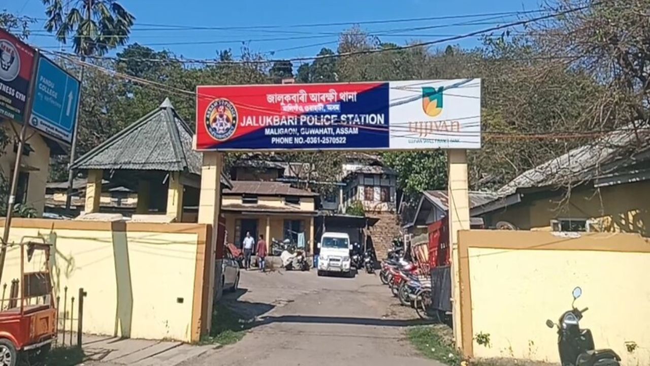 ৰক্ষকেই যেতিয়া ভক্ষক হয়…ধন দাবীৰ অভিযোগত জালুকবাৰী আৰক্ষী চকীৰ ৩ গৰাকী জোৱানক নিলম্বন