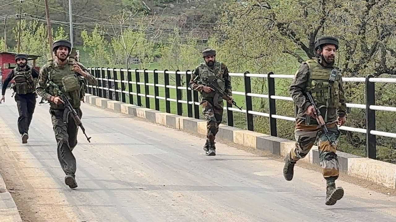 জম্মু-কাশ্মীৰত পুনৰ নিৰাপত্তাবাহিনী আৰু সন্ত্ৰাসবাদীৰ মাজত সংঘৰ্ষ, নিহত ৩ জন