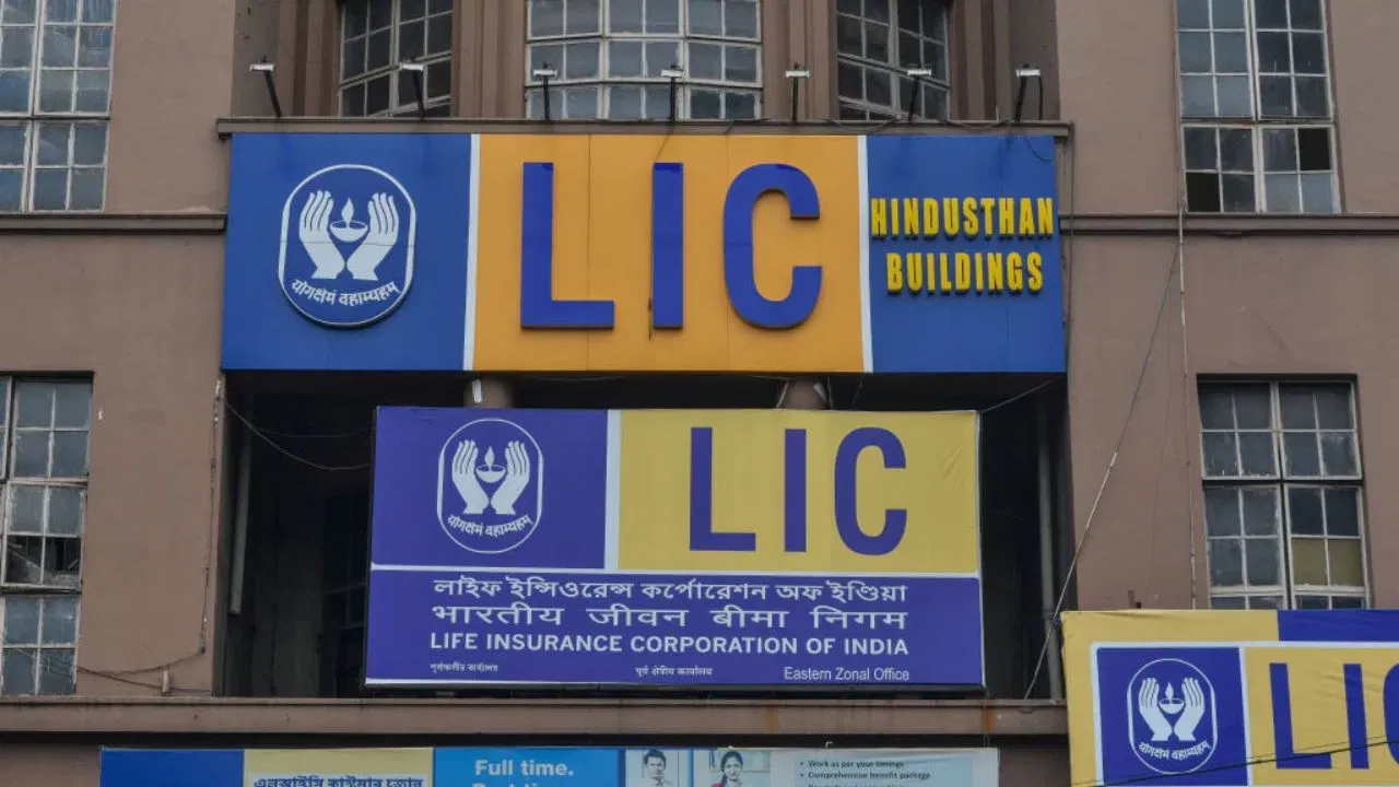 Life Insurance Corporation: ডাঙৰ খবৰ! LIC ৰ অধিক শ্বেয়াৰ বিক্ৰী কৰিব কেন্দ্ৰীয় চৰকাৰে Life Insurance Corporation: ডাঙৰ খবৰ! LIC ৰ অধিক শ্বেয়াৰ বিক্ৰী কৰিব কেন্দ্ৰীয় চৰকাৰে