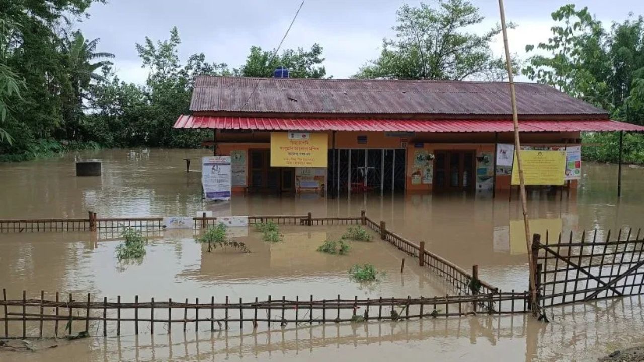ধাৰাসাৰ বৰষুণৰ ফলত বানৰ কবলত পৰিছে লখিমপুৰ জিলাৰ বিস্তীৰ্ণ অঞ্চল । ইফালে নীপকোৱে ৰঙানদী জলবিদ্যুৎ প্ৰকল্পৰ অতিৰিক্ত জলৰাশি এৰি দিয়াৰ ফলত জিলাখনত জলপ্ৰলয়ৰ সৃষ্টি হৈছে। জিলাখনত প্ৰায় ২৩০ খন গাঁও বানত বুৰ যোৱাৰ লগতে এগৰাকী ব্যক্তিৰ মৃত্যু হৈছে ।