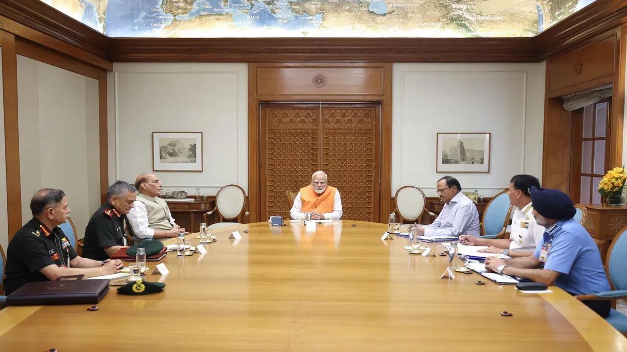 ভাৰতৰ তিনিওটা সশস্ত্ৰ বাহিনীৰ মুৰব্বীৰ সৈতে বৈঠক প্ৰধানমন্ত্ৰীৰ, বৈঠকত অংশগ্ৰহণ ৰাজনাথ সিং-অজিত ডোভালৰ ভাৰতৰ তিনিওটা সশস্ত্ৰ বাহিনীৰ মুৰব্বীৰ সৈতে বৈঠক প্ৰধানমন্ত্ৰীৰ, বৈঠকত অংশগ্ৰহণ ৰাজনাথ সিং-অজিত ডোভালৰ