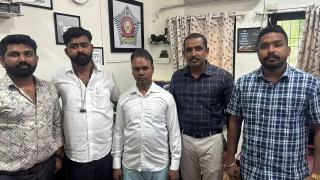 দুপৰীয়া ২ বজাত দিলে সময়, পত্নীৰ লগত কাজিয়া লাগি বিমানবন্দৰকে উৰুৱাই দিয়াৰ ভাবুকিএজনৰ… দুপৰীয়া ২ বজাত দিলে সময়, পত্নীৰ লগত কাজিয়া লাগি বিমানবন্দৰকে উৰুৱাই দিয়াৰ ভাবুকিএজনৰ…