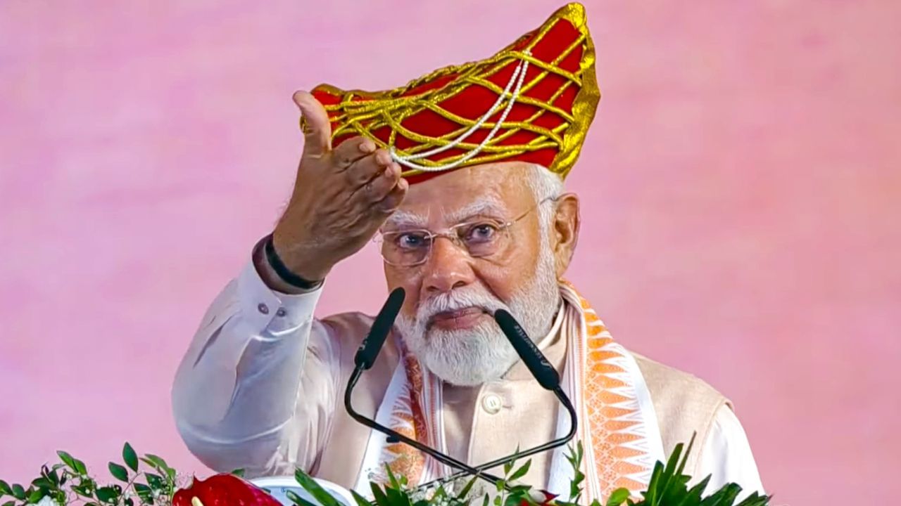 পুনৰ পাকিস্তানক স্পষ্ট বাৰ্তা দিলে প্ৰধানমন্ত্ৰী নৰেন্দ্ৰ মোদীয়ে । মধ্যপ্ৰদেশৰ ভূপালত এক অনুষ্ঠানত অংশ লৈ প্ৰধানমন্ত্ৰী মোদীয়ে কয় “অপাৰেচন সেন্দূৰ ভাৰতৰ ইতিহাসত বৰ্তমানলৈকে সৰ্ববৃহৎ সফল অভিযান। গুলীৰ উত্তৰ গুলীৰে দিয়া হ’ব। সন্ত্ৰাসবাদৰ বিৰুদ্ধে যুঁজ এতিয়াও বন্ধ হোৱা নাই।”