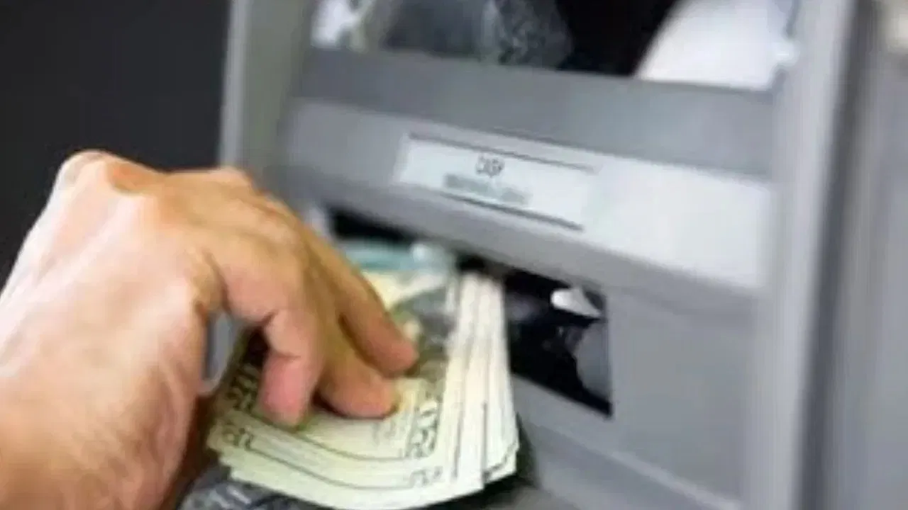 ১০০ টকা উলিয়াবলৈ চেষ্টা কৰিলে ATM ৰ পৰা ওলাই ৫০০ টকীয়া নোট! কিন্তু এয়া সম্ভৱনে? ১০০ টকা উলিয়াবলৈ চেষ্টা কৰিলে ATM ৰ পৰা ওলাই ৫০০ টকীয়া নোট! কিন্তু এয়া সম্ভৱনে?