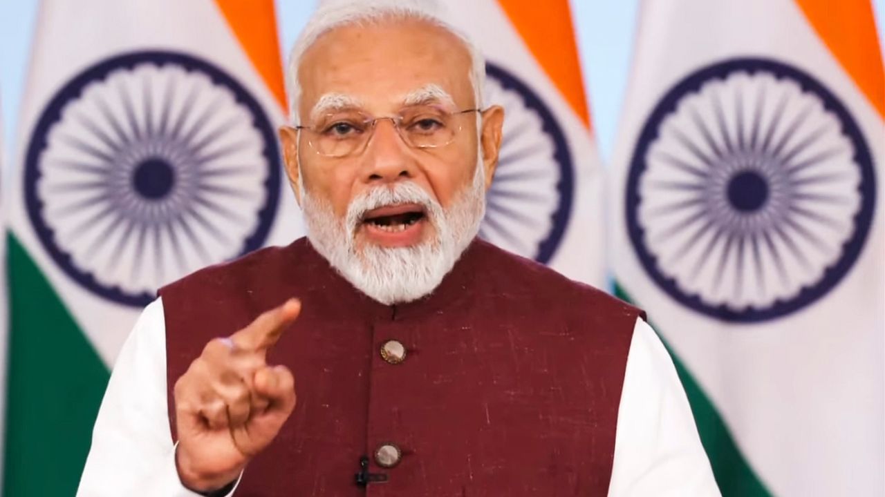প্ৰধানমন্ত্ৰী মোদীয়ে সমান্তৰালকৈ সন্ত্ৰাসবাদৰ পৃষ্ঠপোষকতা কৰা চৰকাৰ আৰু সন্ত্ৰাসবাদৰ মালিকসকলক ভাৰতে পৃথক হিচাপে বিবেচনা নকৰিব বুলিও সকীয়াই দিয়ে। পাকিস্তানৰ সেনা আৰু চৰকাৰে সন্ত্ৰাসবাদক লালন-পালন কৰি আছে বুলি মুকলিকৈ মন্তব্য কৰি মোদীয়ে লগতে এই কাৰ্যই এদিন পাকিস্তানক নিজেই ধ্বংস কৰিব বুলিও সকীয়নি প্ৰদান কৰে। পাকিস্তানে জীয়াই থাকিব বিচাৰিলে সন্ত্ৰাসবাদীৰ আন্তঃগাঁথনি ধ্বংস কৰিব লাগিব বুলিও প্ৰধানমন্ত্ৰীগৰাকীয়ে লগতে কয়।
