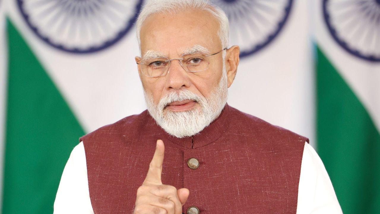 ইফালে যুদ্ধবিৰতিৰ আধাৰত ভাৰতে এতিয়া প্ৰতিশোধমূলক ব্যৱস্থা স্থগিত ৰাখিছে যদিও আগন্তুক সময়ত পাকিস্তানে কি মনোভাৱ গ্ৰহণ কৰে, সেয়া লক্ষ্য কৰা হ’ব আৰু সেই অনুসাৰে ভাৰতে সিদ্ধান্ত ল’ব বুলি প্ৰধানমন্ত্ৰী মোদীয়ে গুৰুত্বপূৰ্ণ মন্তব্য কৰিছে। তদুপৰি পাকিস্তানৰ সৈতে আলোচনা হ’লেও সেই আলোচনা সন্ত্ৰাসবাদ আৰু পাকিস্তান অধিকৃত কাশ্মীৰৰ (PoK)ৰ ওপৰত হ’ব বুলি স্পষ্ট কৰি দিয়ে প্ৰধানমন্ত্ৰী মোদীয়ে।