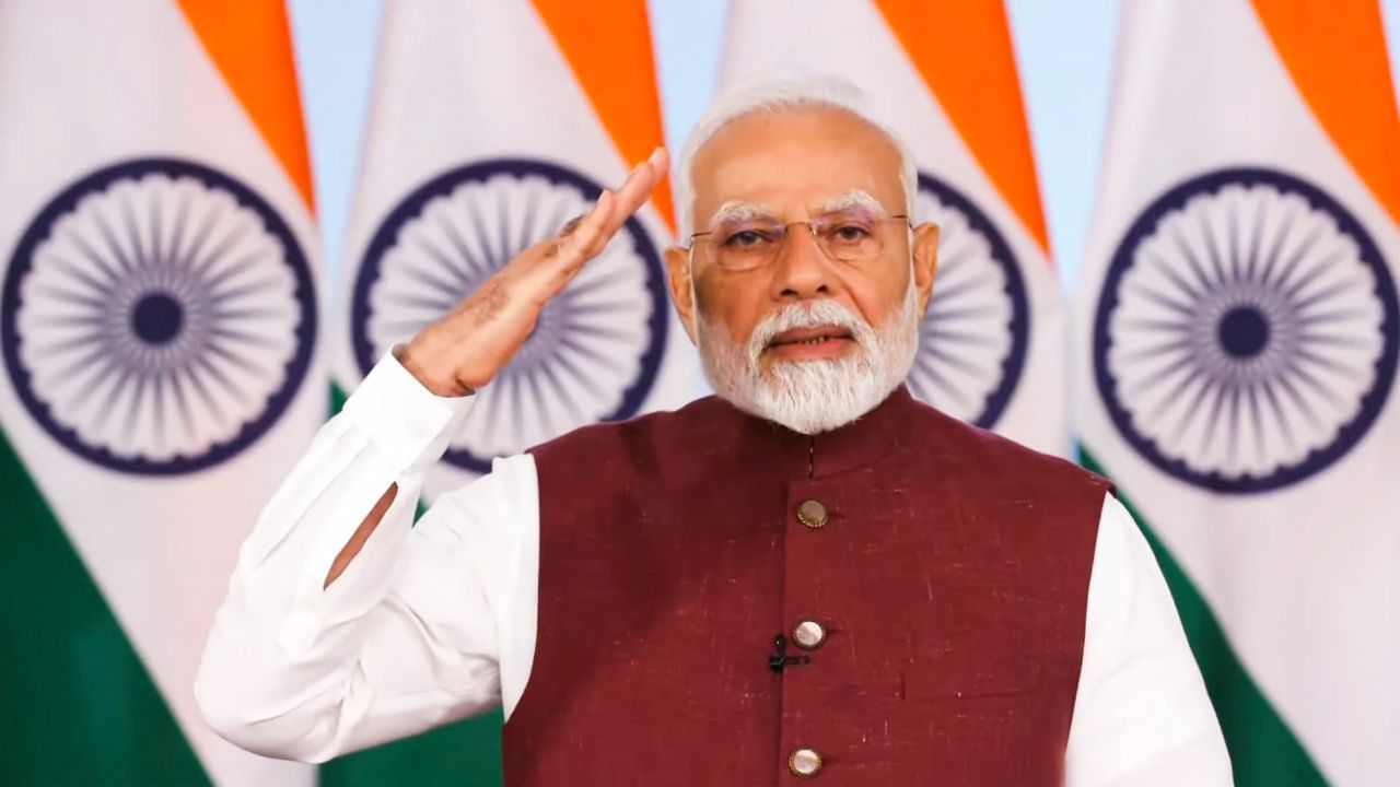 প্ৰধানমন্ত্ৰী মোদীয়ে ভাষণ আৰম্ভ কৰিয়েই দেশৰ সশস্ত্ৰ বাহিনী, চোৰাংচোৱা সংস্থা আৰু বিজ্ঞানীসকলক অপাৰেচন সেন্দূৰৰ সফলতাৰ বাবে দেশবাসীৰ হৈ চেল্যুট জনায়। অপাৰেচন সেন্দূৰক তেওঁ ন্যায়ৰ অখণ্ড প্ৰতিজ্ঞা বুলি অভিহিত কৰি সন্ত্ৰাসবাদী আৰু তেওঁলোকৰ মালিকে এতিয়া সেন্দূৰ আঁতৰোৱাৰ দাম কি, সেয়া ভালদৰেই বুজি পাইছে বুলি মন্তব্য কৰে।