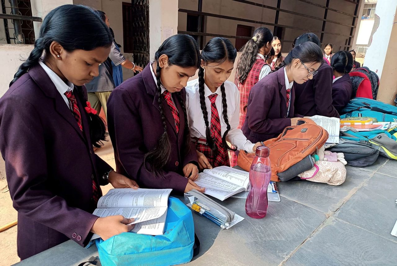 পৰীক্ষা অনুষ্ঠিত কৰাৰ বাবে ৰাজ্যত স্থাপন কৰা হৈছে ১১০টা পৰীক্ষাকেন্দ্ৰ। শিক্ষাৰ্থীসকল সৰ্বাধিক ৩টা বিষয়ত অৱতীৰ্ণ হ’ব পাৰিব পৰীক্ষাত।