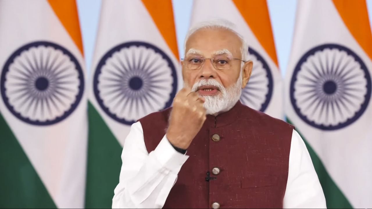 অপাৰেচন সেন্দূৰ অভিযানৰ আৰম্ভণি আৰু ভাৰত-পাকিস্তানৰ মাজত যুদ্ধবিৰতি ঘোষণাৰ পিছত সোমবাৰে দেশবাসীক উদ্দেশ্যি প্ৰথমবাৰৰ বাবে ভাষণ প্ৰদান কৰে প্ৰধানমন্ত্ৰী নৰেন্দ্ৰ মোদীয়ে। নিজ ভাষণত প্ৰধানমন্ত্ৰী মোদীয়ে পাকিস্তানক তীক্ষ্ণ ভাষাৰে আক্ৰমণ কৰাৰ সমান্তৰালকৈ সন্ত্ৰাসবাদীকো স্পষ্ট সকীয়নি প্ৰদান কৰে।