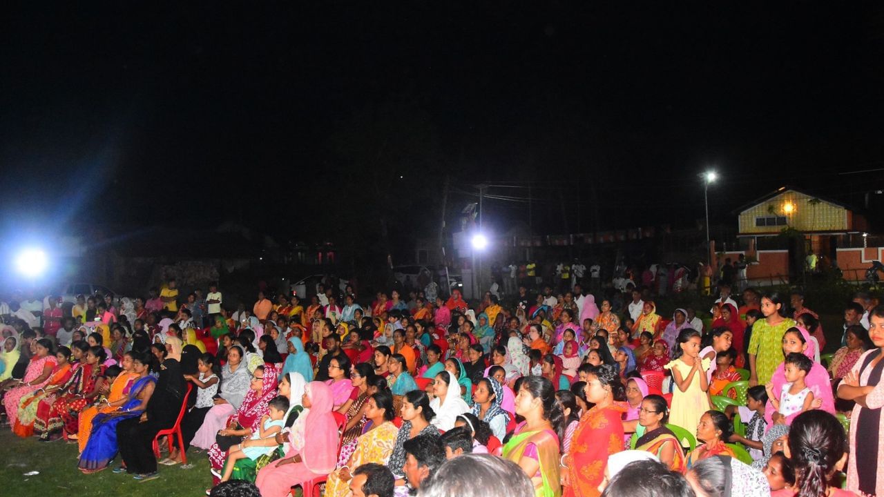 শুকুৰবাৰে ৰাজ্যৰ ১৪ খন জিলাত অনুষ্ঠিত হৈছিল পঞ্চায়ত নিৰ্বাচন। প্ৰথম পৰ্যায়ৰ নিৰ্বাচনত বিভিন্ন স্থানত সংঘটিত হয় নিৰ্বাচনী হিংসা। লগতে বহু ভোটকেন্দ্ৰত সৃষ্টি হয় উত্তপ্ত পৰিস্থিতি।
