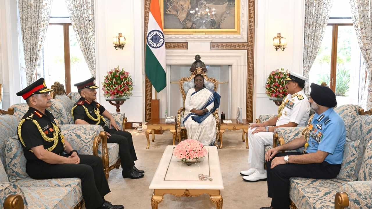 ৰাষ্ট্ৰপতিক সাক্ষাৎ কৰিলে দেশৰ সেনা প্ৰধানসকলে...